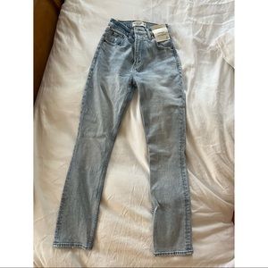 Abercrombie & Fitch “The 90’s Slim Straight” Ultra High Rise Jean in 23 SHORT